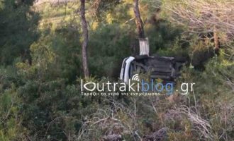 Αυτοκίνητο με τρεις επιβάτες έπεσε σε γκρεμό στο Λουτράκι