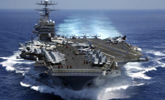 Το αμερικανικό αεροπλανοφόρο USS Carl Vinson πλέει προς την Κορέα