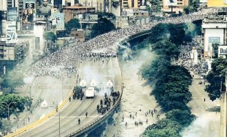 Οι ΗΠΑ “παρακολουθούν στενά” την πολιτική κατάσταση στη Βενεζουέλα
