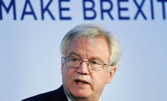 Ντέιβιντ Ντέιβις: Το Λονδίνο αμφισβητεί το Ευρωπαϊκό Δικαστήριο για το Brexit