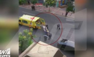 Βίντεο-ντοκουμέντο: Ο Λουκάς Παπαδήμος τραυματισμένος πάνω στο φορείο