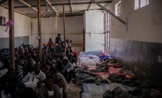 Υποκρισία δίχως τέλος: Πήγε ο Γκράντι του ΟΗΕ στην εμπόλεμη ζώνη Λιβύη και ανακάλυψε τη φρίκη των προσφύγων