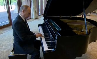 Ο Πούτιν προσπάθησε να παίξει πιάνο στο Πεκίνο – Εσείς τι λέτε; Ξέρει πιάνο; Δείτε το βίντεο