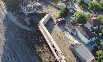 Δείτε εικόνες ΣΟΚ από ψηλά με το εκτροχιασμένο τρένο στο Άδενδρο (βίντεο)