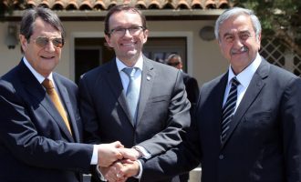 Kυπριακό: Συναντήσεις Έιντε με Αναστασιάδη-Ακιντζί – “Υπάρχει απόσταση να καλυφθεί”
