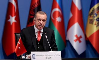 Πανευτυχής ο Ερντογάν δεν παρέλειψε να δηλώσει “Πόντιος” στη σύνοδο του ΟΣΕΠ