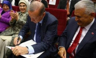 Ο Ερντογάν έγινε ξανά μέλος του ισλαμιστικού AKP – Συγκινημένες οι μαντίλες και οι “πασάδες” του