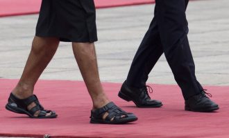 Ποιος πρωθυπουργός εμφανίστηκε με σανδάλια, φούστα και γραβάτα στο Πεκίνο (φωτο)