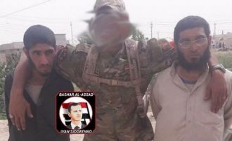 Ιρακινός στρατιώτης αγκαλιά με δύο τζιχαντιστές ρωτά το κοινό τι να τους κάνει!