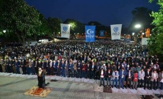 Τούρκοι ισλαμιστές προσευχήθηκαν τα ξημερώματα έξω από την Αγία Σοφία στην Πόλη