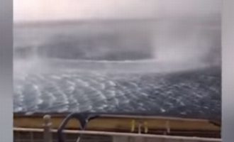 Δείτε σε βίντεο μια τεράστια “ρουφήχτρα” λίγα μέτρα από ακτή στην Κέρκυρα (βίντεο)