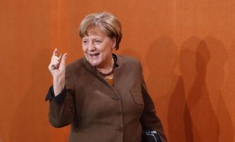 Πρόσω ολοταχώς για νίκη στις εκλογές η Μέρκελ – Πόση η διαφορά από το SPD