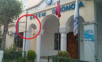 Αλβανοί εθνικιστές κατέβασαν την ελληνική σημαία στους Άγιους Σαράντα και την έκαψαν