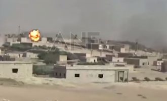 Κούρδοι και Αμερικανοί βομβαρδίζουν χωριό με τζιχαντιστές στη Συρία (βίντεο)
