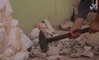 Με βαριοπούλα τζιχαντιστές κατέστρεψαν ελληνικές αρχαιότητες που βρήκαν στην έρημο (βίντεο)