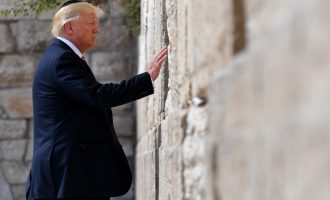 Ο Ντόναλντ Τραμπ προσευχήθηκε στο Τείχος των Δακρύων φορώντας κιπά (φωτο)