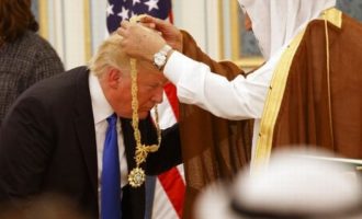Ο βασιλιάς Σαλμάν απένειμε στον Ντόναλντ Τραμπ το χρυσό μετάλλιο “Βασιλιάς Απντουλαζίζ”
