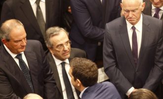 Ιστορική φωτογραφία: O K. Μητσοτάκης ένωσε μπροστά στο φέρετρο τέσσερις πρωθυπουργούς