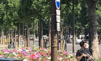 Παρίσι: Αυτοκίνητο έπεσε σε βαν της αστυνομίας στα Ηλύσια Πεδία – Συνελήφθη ο οδηγός