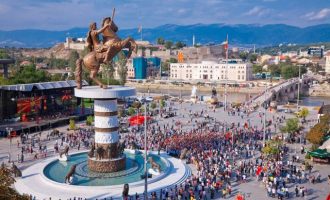 Τα Σκόπια γκρεμίζουν τα αγάλματα του Μεγάλου Αλεξάνδρου – “Απολύμανση από την ψευδοϊδεολογία”