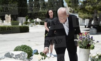 Άκης στο τάφο του Ανδρέα: Σημίτης και Παπανδρέου τραγικά ένοχοι για την καταστροφή της Ελλάδας