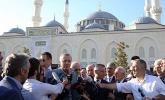 Λιποθύμησε ο Ερντογάν στο τζαμί που πήγε να προσευχηθεί – Του δόθηκαν πρώτες βοήθειες
