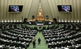 Ένοπλη επίθεση στο κοινοβούλιο του Ιράν – Νεκρός αστυνομικός και τραυματίες