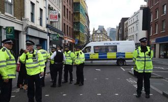Πάνοπλοι αστυνομικοί και σιδερένιοι  φράκτες στο Λονδίνο μετά το διπλό τρομοκρατικό χτύπημα (φωτο)