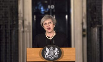 «Συνωμοσίες» Βρετανών βουλευτών για να αφαιρέσουν από τη Μέι τη διαπραγμάτευση για το Brexit