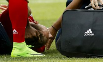 Σοκαριστικός τραυματισμός: Παίκτης του Ολυμπιακού δέχθηκε κλωτσιά κι έχασε τις αισθήσεις του