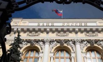 Εκατό τράπεζες βάζουν λουκέτο κάθε χρόνο στη Ρωσία