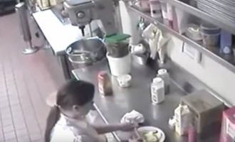Σερβιτόρα βάζει στο αιδοίο της λουκάνικο πριν το σερβίρει σε πελάτη (βίντεο)
