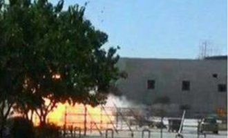 Ιράν: Η στιγμή που η τζιχαντίστρια πυροδοτεί τα εκρηκτικά στο μαυσωλείο του Χομεϊνί (βίντεο)