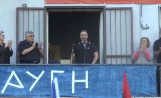Βίντεο: Βουλευτής της Χρυσής Αυγής λέει τον ύμνο των ναζί και ο Μιχαλολιάκος συγχαίρει