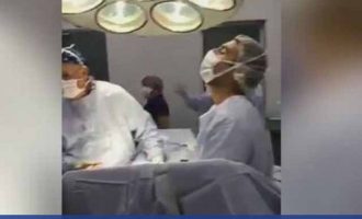 Χειρουργοί παράτησαν  τον… ασθενή με το νυστέρι, για να δουν ποδόσφαιρο (βίντεο)