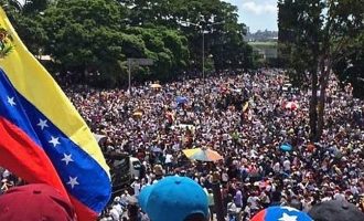 Βενεζουέλα: Αιματηρές εκλογές – Δυο νεκροί σε βίαιες διαδηλώσεις