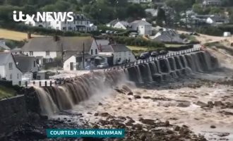 Οργισμένοι χείμαρροι από καλοκαιρινές πλημμύρες στην Κορνουάλη (βίντεο)