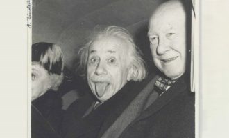 125.000 δολάρια πωλήθηκε η φωτογραφία του Αϊνστάιν που βγάζει έξω τη γλώσσα