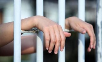 Συνελήφθη φύλακας που έβαζε λαθραία στη φυλακή ναρκωτικά και κινητά τηλέφωνα