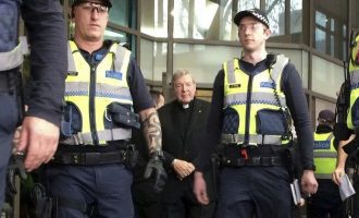 Στο “σκαμνί” για δεκάδες σεξουαλικά εγκλήματα το δεξί χέρι του Πάπα