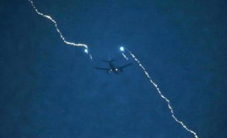 Επιβατικό αεροπλάνο χτυπήθηκε από κεραυνό πάνω από τη Σκιάθο