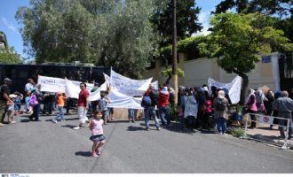Πρόσφυγες διαμαρτυρήθηκαν έξω από τη γερμανική πρεσβεία στην Αθήνα ζητώντας άσυλο