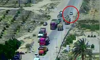 Τανκ πατάει αυτοκίνητο παγιδευμένο με εκρηκτικά στην Αίγυπτο (βίντεο)