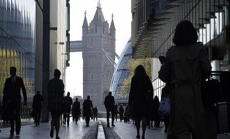 Στο χαμηλότερο επίπεδο των τελευταίων 42 ετών η ανεργία στη Βρετανία