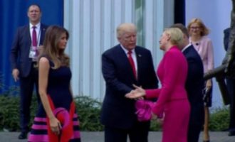 Στο… περίμενε άφησε τον  Τραμπ η πρώτη κυρία της Πολωνίας – Χαιρέτησε πρώτα τη Μελάνια (βίντεο)
