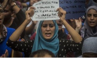 Μουσουλμάνοι που ζουν στη Βαρκελώνη διαδήλωσαν κατά της τρομοκρατίας