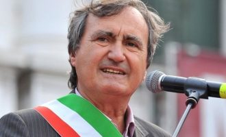 Ποιος Ιταλός δήμαρχος δήλωσε: “Όποιος φωνάζει «Αλλάχ Άκμπαρ» στην πόλη μου θα πυροβολείται” (βίντεο)