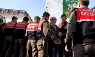 Οι Ισπανοί συνέλαβαν τον Τούρκο συγγραφέα Ντογάν Ακανλί που καταδιώκει ο Ερντογάν