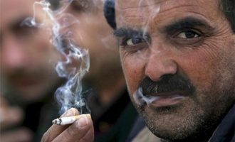 Η Αλ Κάιντα απαγόρευσε το κάπνισμα στην Ιντλίμπ της Συρίας και οι κάτοικοι απειλούν με εξέγερση