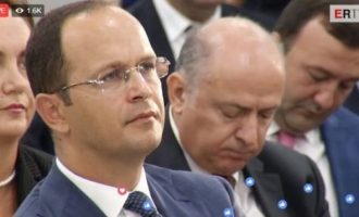 Ο Έντι Ράμα “έφαγε” τον υπουργό Εξωτερικών της Αλβανίας